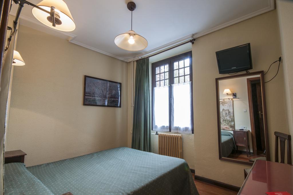 Hostal Ayestaran II Lekunberri Bagian luar foto